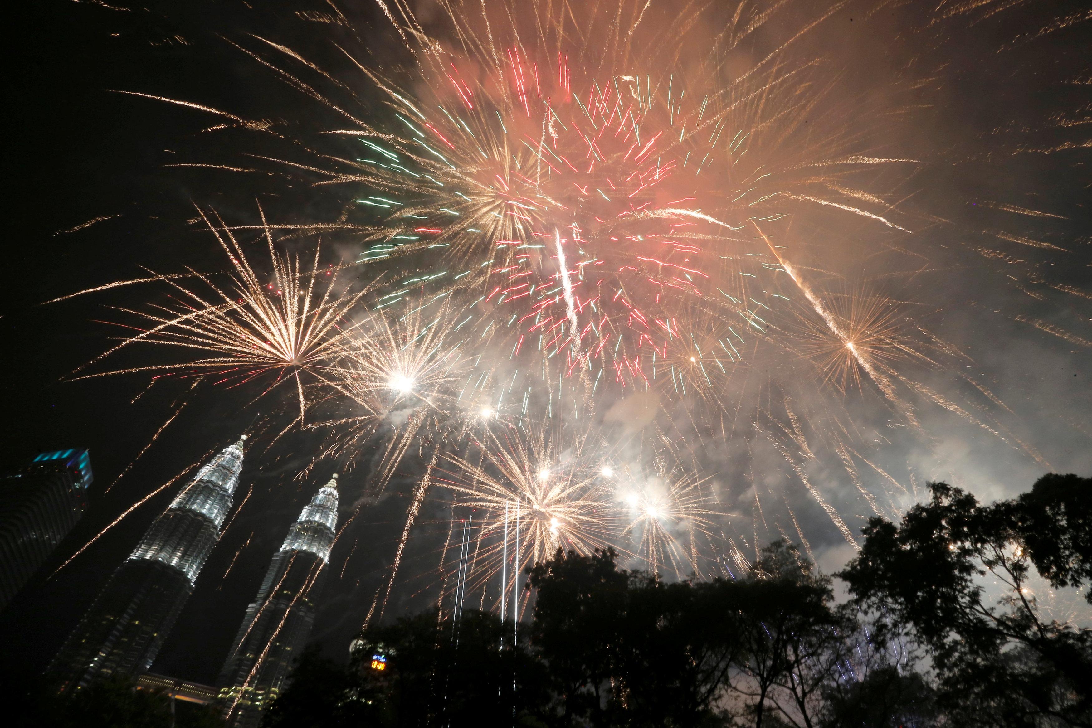 Фейерверки взрываются над рекой Чаупхрая во время празднования Нового года в Бангкоке, Таиланд