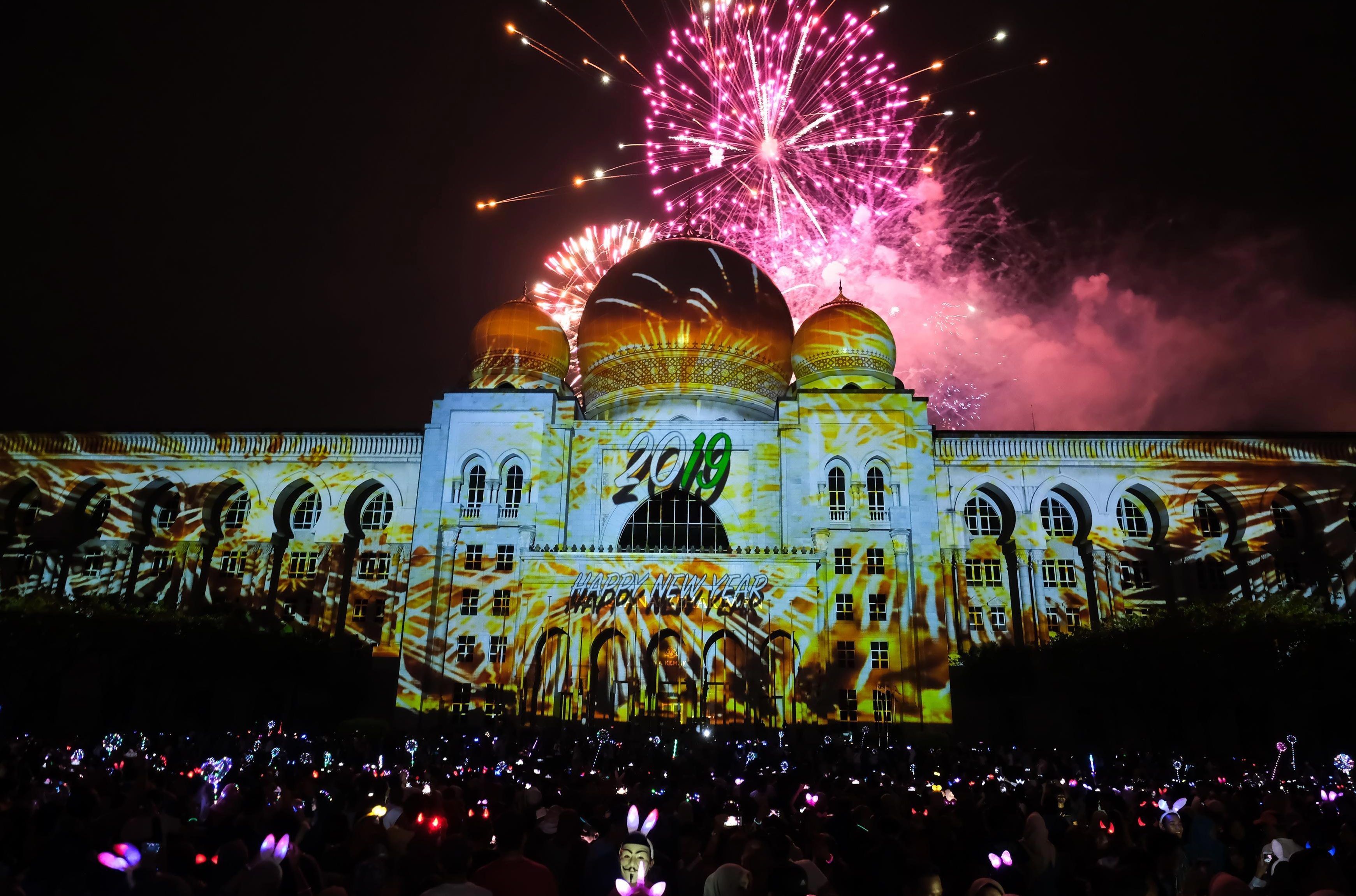 Фейерверки взрываются над гаванью Виктория во время пиротехнического шоу в честь празднования Нового года в Гонконге
