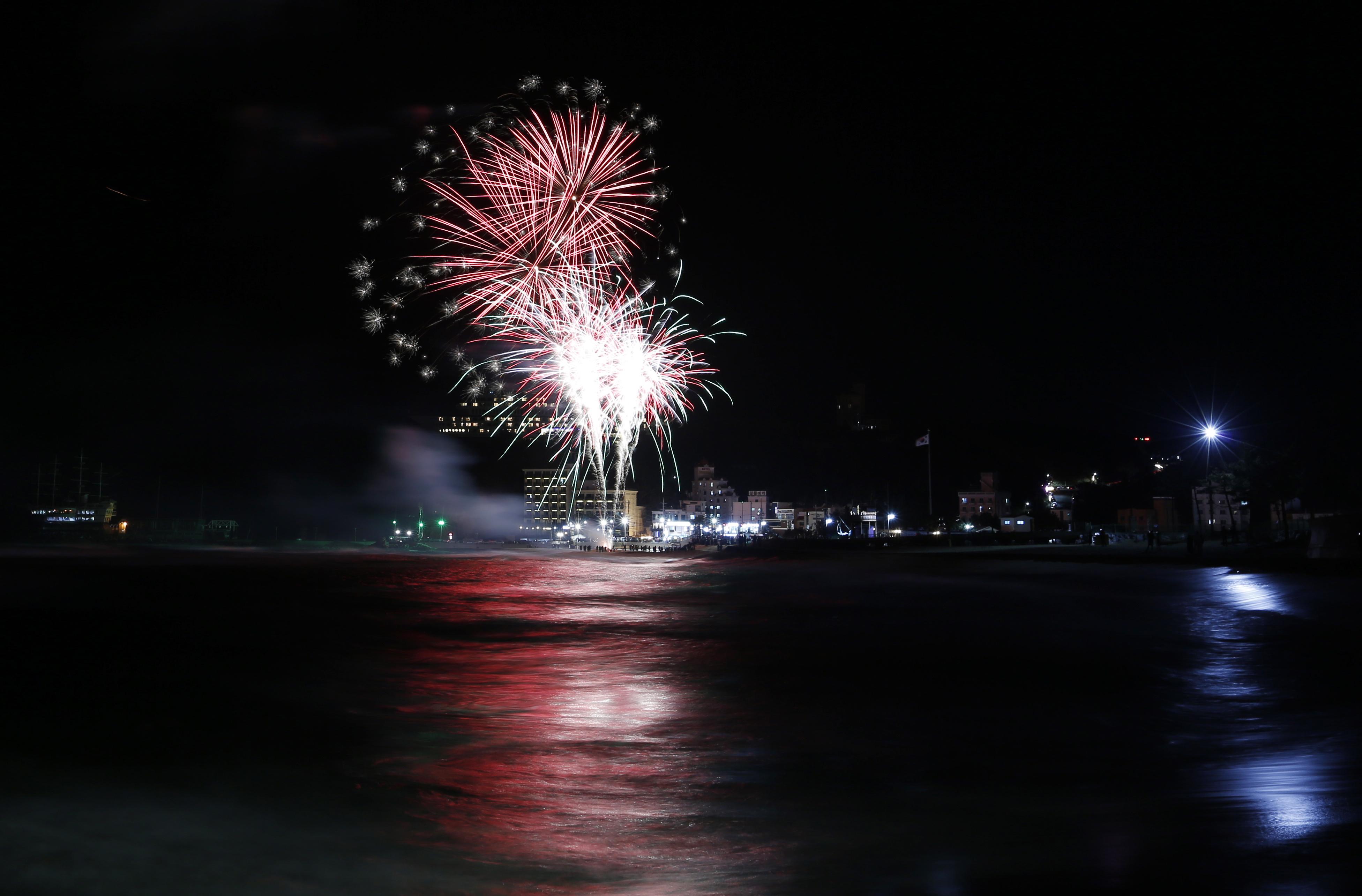 Фейерверк взорвался над заливом Марина в рамках празднования Нового года в Сингапуре 31 декабря