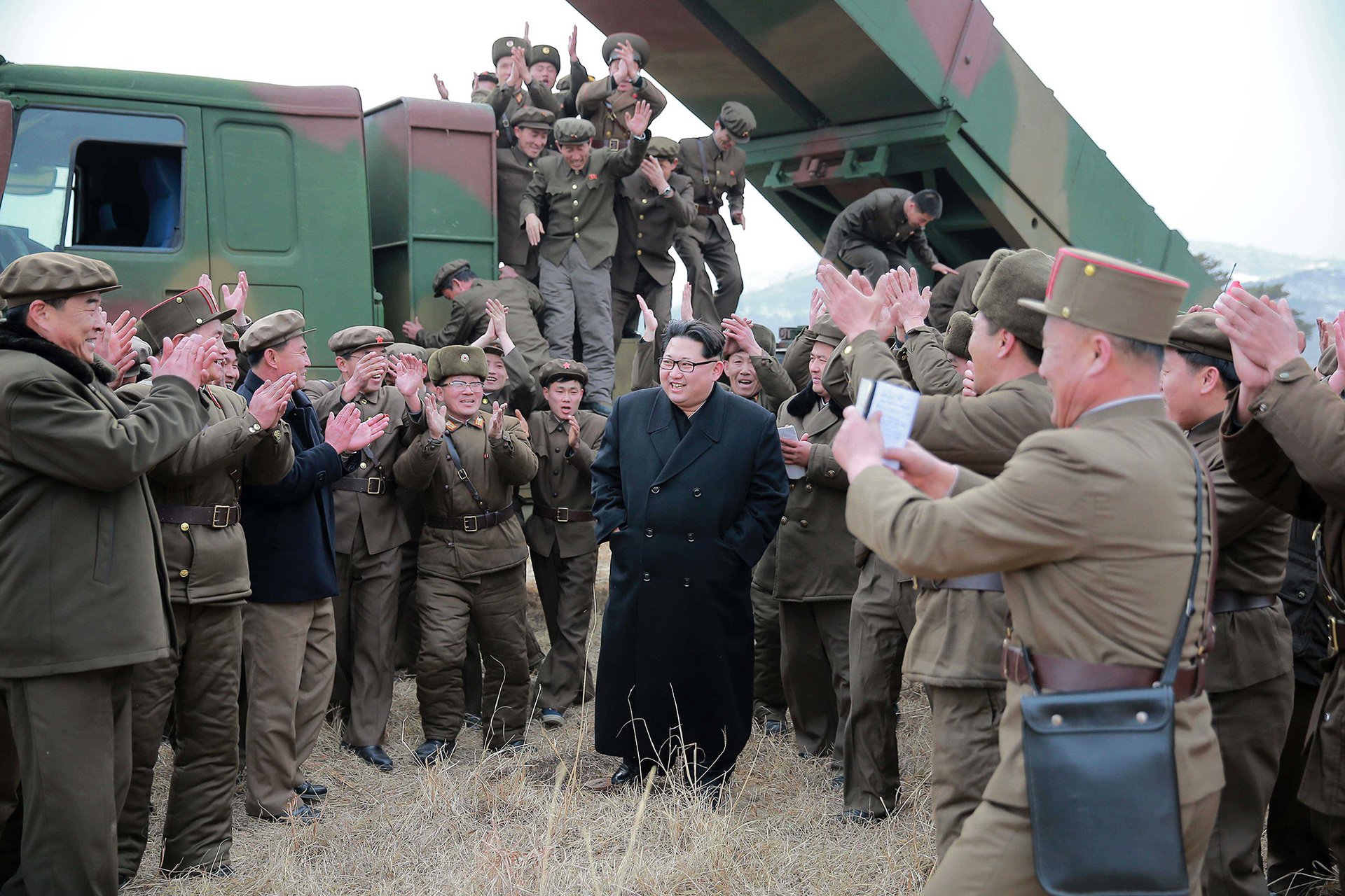 Северокорейский диктатор Ким Чен Ын (в центре) на полигоне с военными после очередного вибробовування баллистической ракеты Фото: KCNA / EPA
