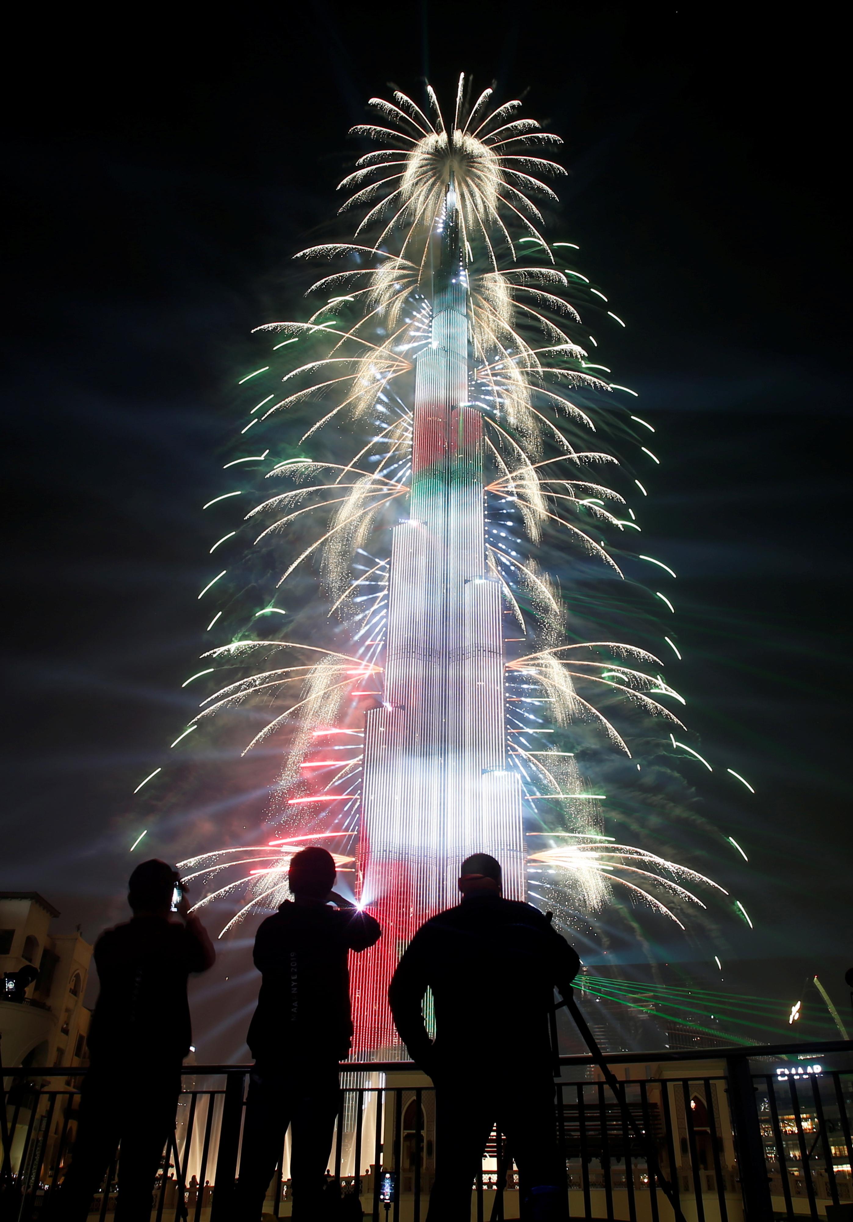 Дубай звенит в 2019 году зрелищным фейерверком в Бурдж-Халифа
