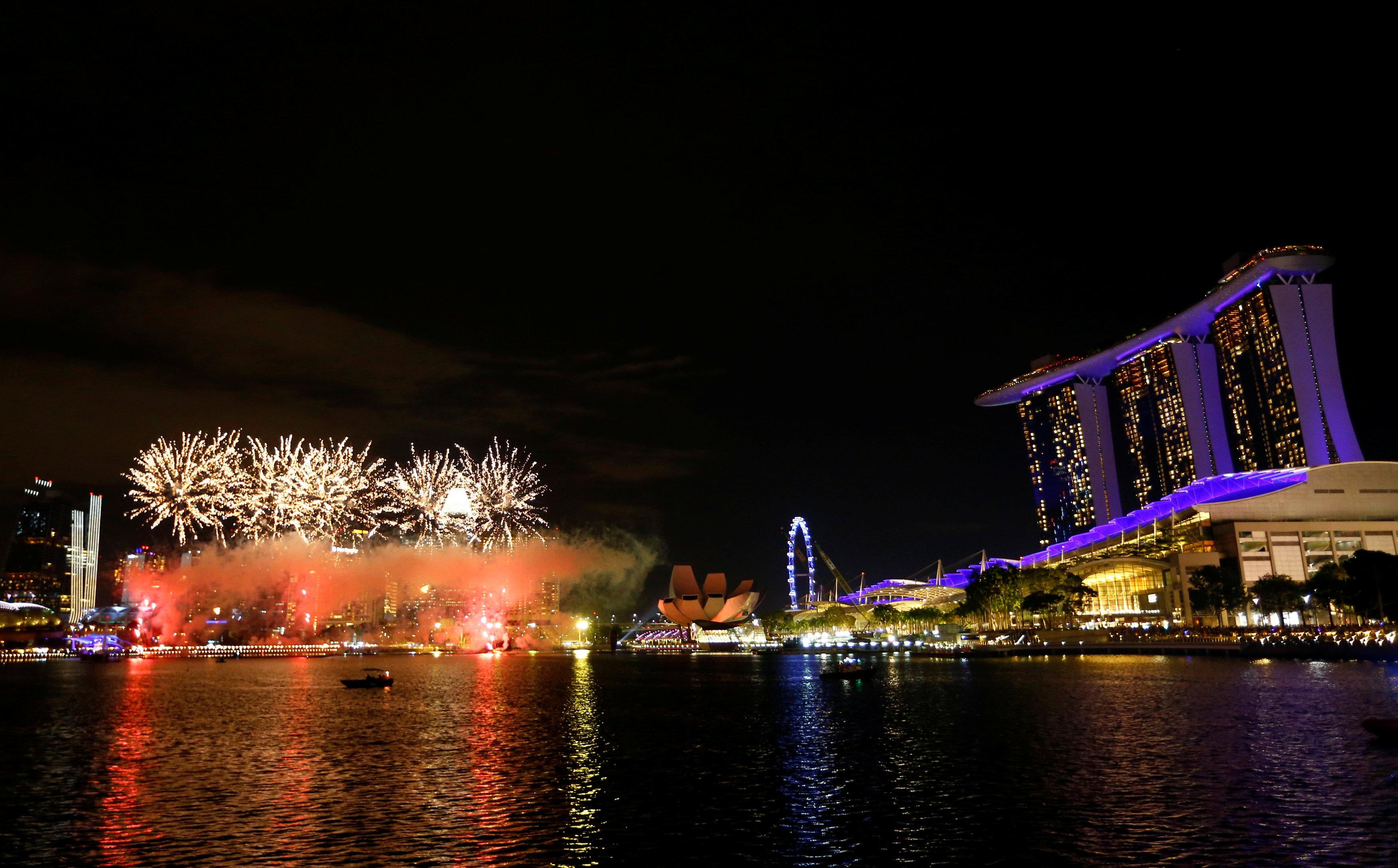 В полночь Сингапур встретил начало нового года впечатляющим фейерверком в Marina Bay
