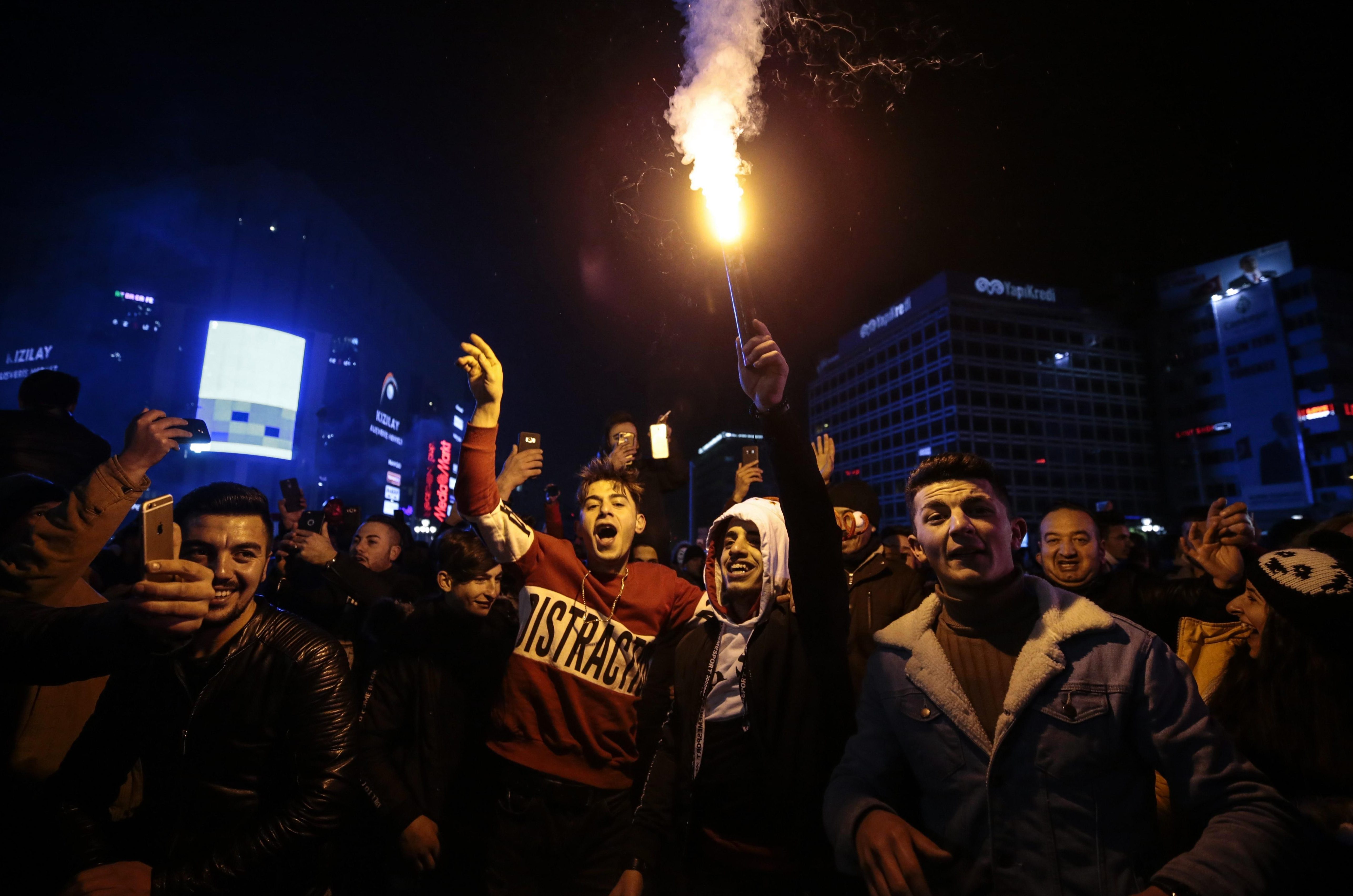 Люди собираются в Анкаре, Турция в преддверии празднования Нового года