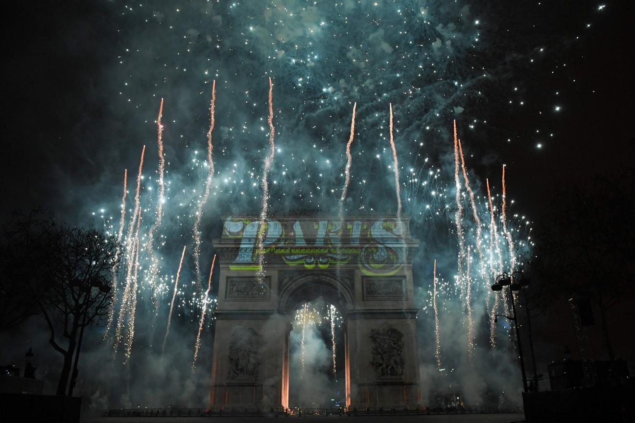 Париж встречает Новый год невероятным фейерверком на Триумфальной арке на Елисейских полях